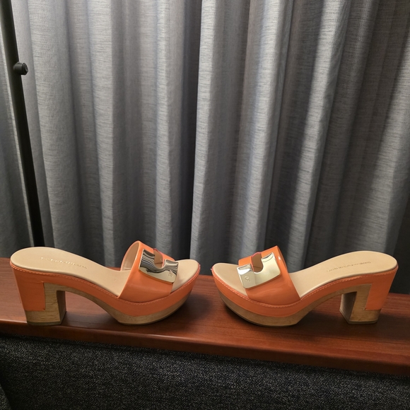 DIANE VON FURSTENBERG Peach Nectar PATENT LEATHER Wooden DVF LOGO Heeled Sandals - Picture 6 of 11